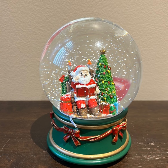 Sleigh Hill Trading Co Santa Claus Christmas tree Snowglobe Musical Christmas - Picture 1 of 3